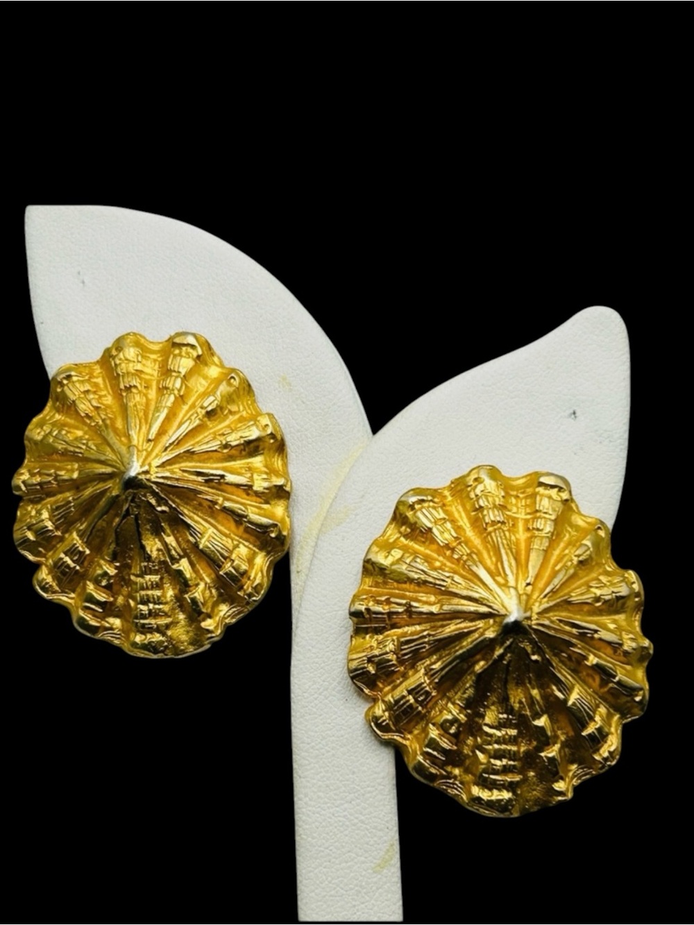 Fabulous Vintage 1980’s Seashell Clip Earrings